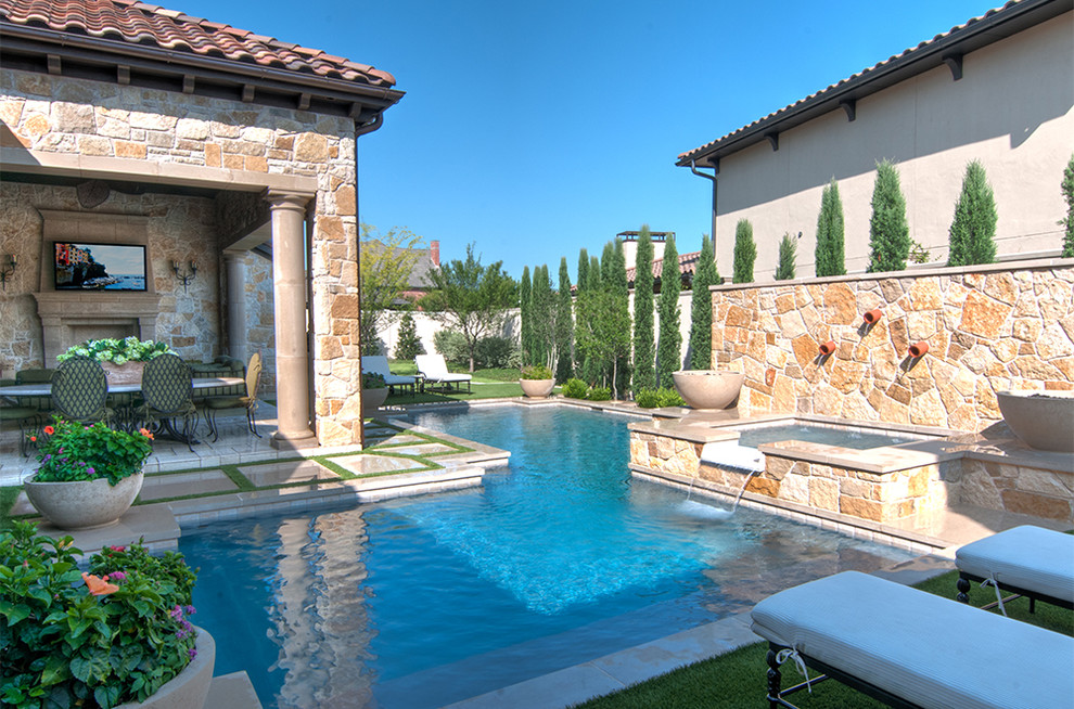 ダラスにある高級な広い地中海スタイルのおしゃれな裏庭プール (噴水) の写真