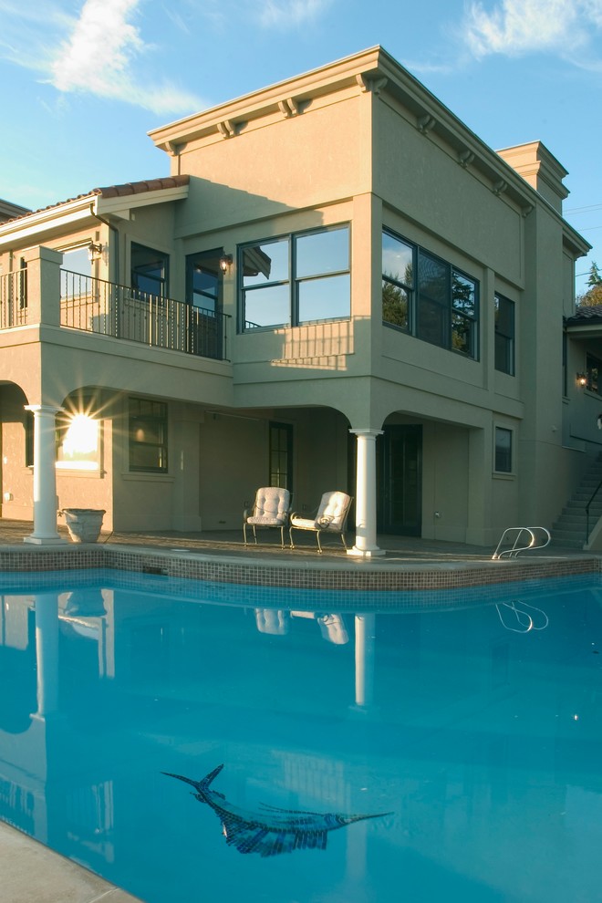Imagen de piscinas y jacuzzis mediterráneos extra grandes a medida en patio trasero con suelo de baldosas