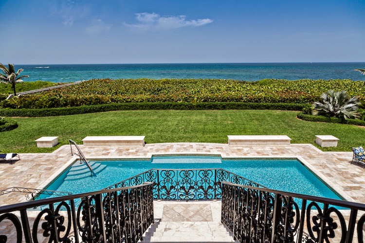Imagen de piscina alargada mediterránea extra grande a medida en patio trasero con suelo de baldosas