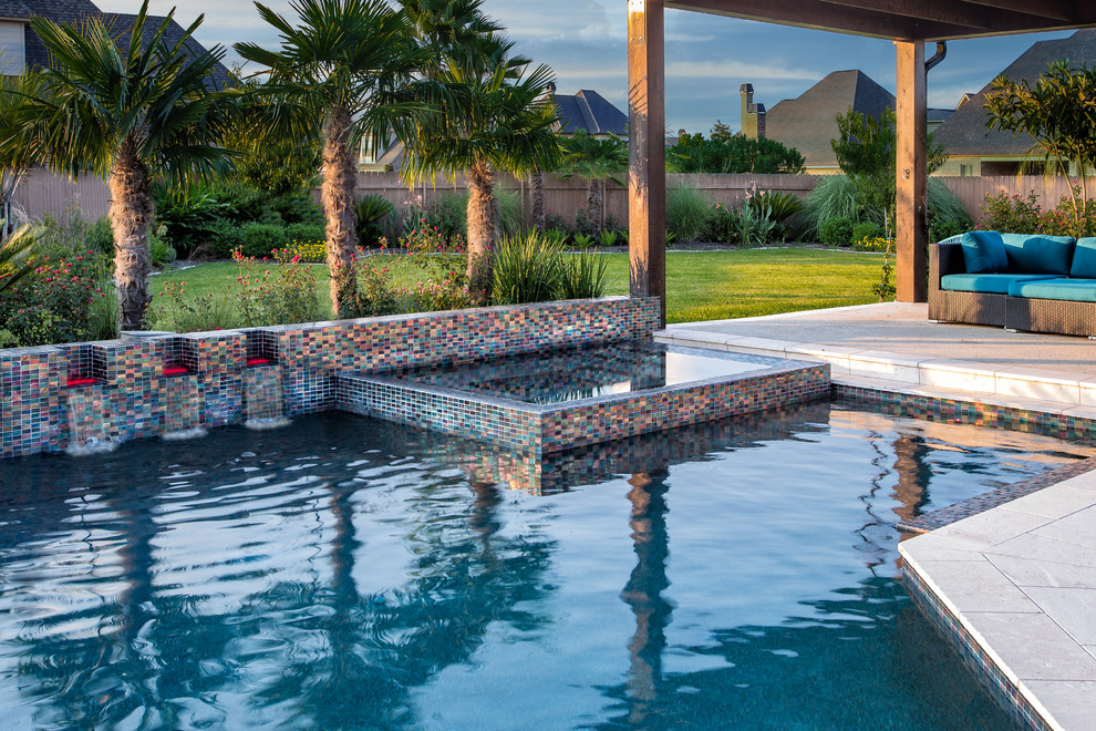 Foto de piscinas y jacuzzis contemporáneos a medida en patio trasero con suelo de baldosas