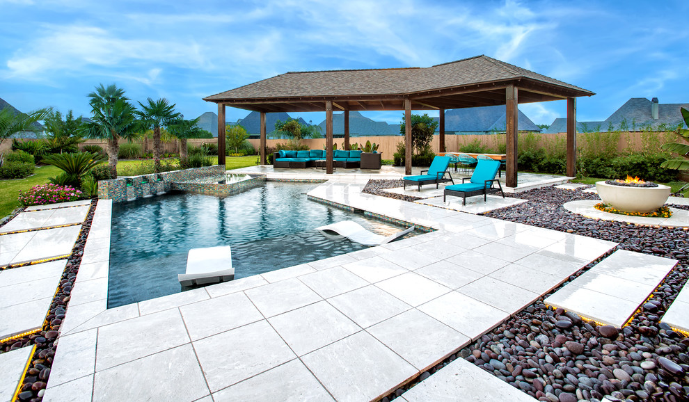 Foto di una piscina design personalizzata dietro casa con piastrelle
