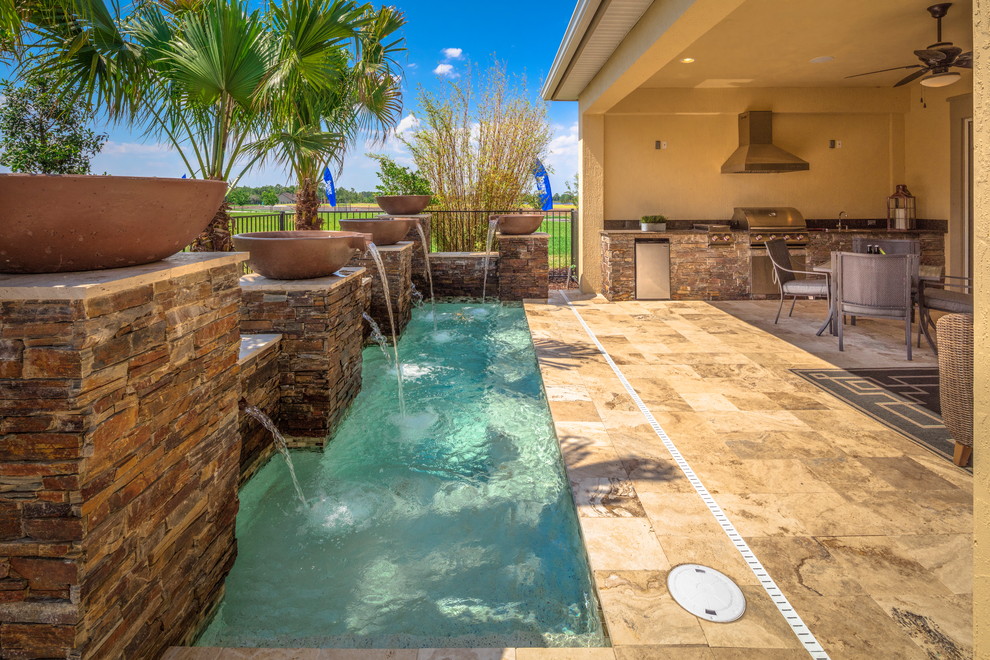 Diseño de piscina con fuente clásica renovada pequeña rectangular en patio trasero con suelo de baldosas