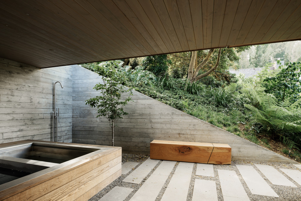 Ispirazione per una piscina fuori terra moderna rettangolare con una vasca idromassaggio