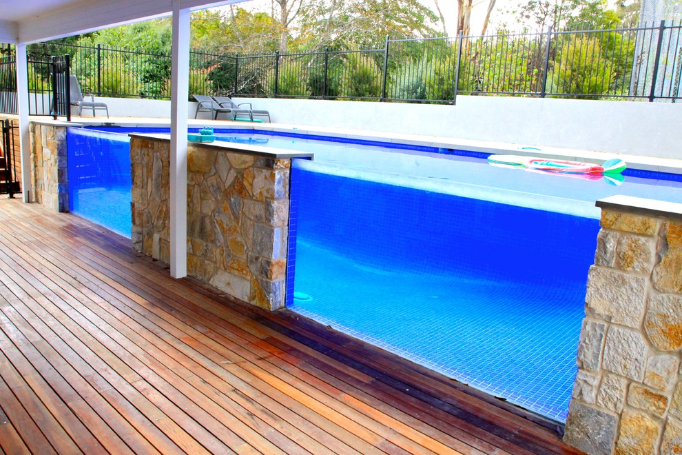 Foto de piscina elevada actual de tamaño medio rectangular en patio trasero