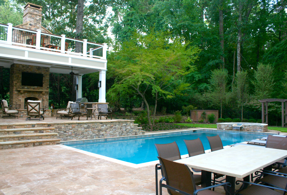 На фото: большой прямоугольный бассейн на заднем дворе в классическом стиле с мощением клинкерной брусчаткой и джакузи с