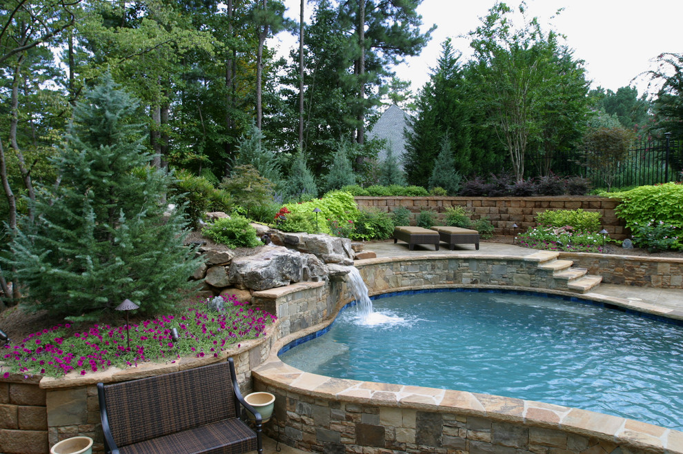Foto de casa de la piscina y piscina clásica grande a medida en patio trasero con adoquines de piedra natural