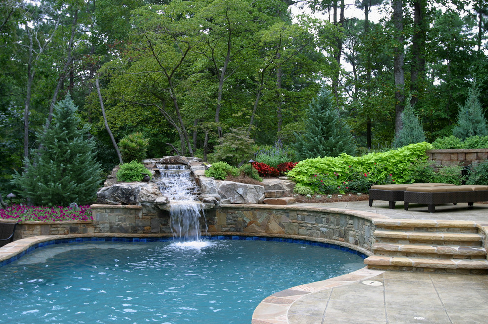 На фото: бассейн произвольной формы в классическом стиле с фонтаном с