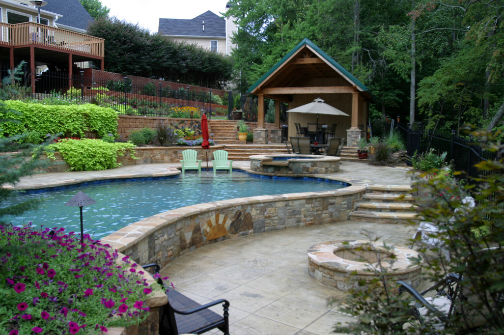 Idée de décoration pour un grand Abris de piscine et pool houses arrière tradition sur mesure avec des pavés en pierre naturelle.