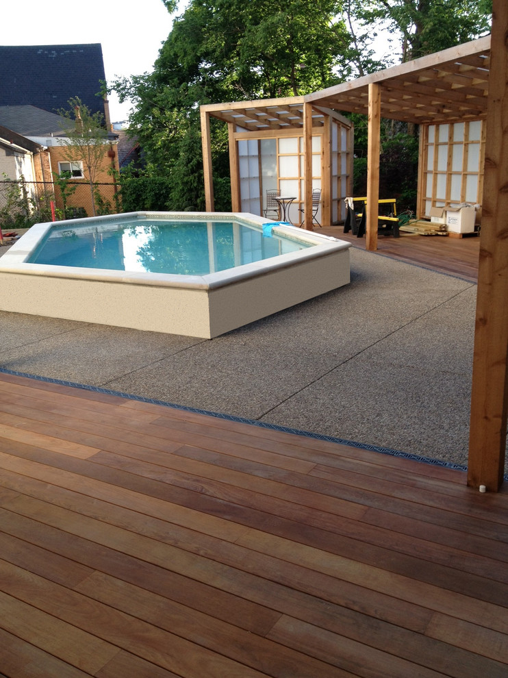 Esempio di una piccola piscina classica personalizzata dietro casa con pedane e fontane