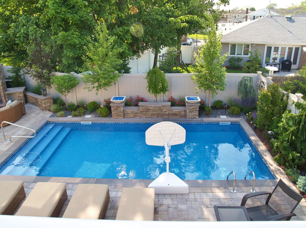 Пример оригинального дизайна: прямоугольный бассейн среднего размера на заднем дворе в стиле кантри с фонтаном и мощением тротуарной плиткой