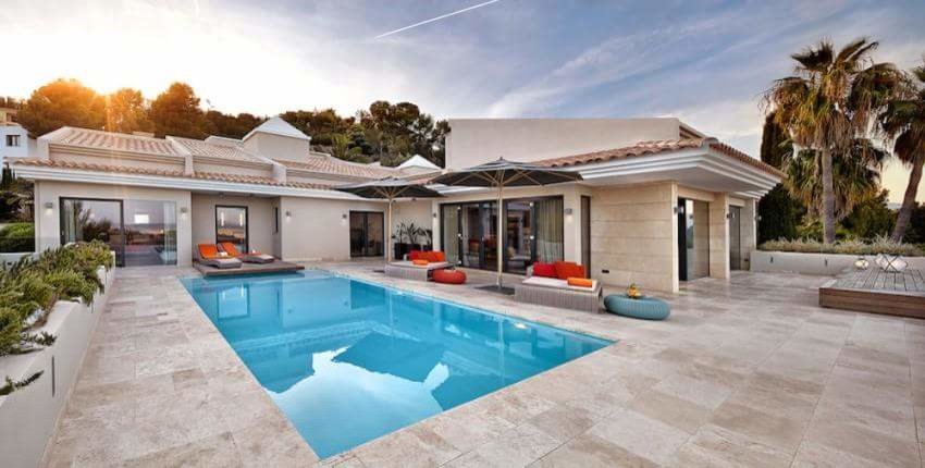 Ispirazione per una piscina monocorsia minimal rettangolare di medie dimensioni e dietro casa con piastrelle