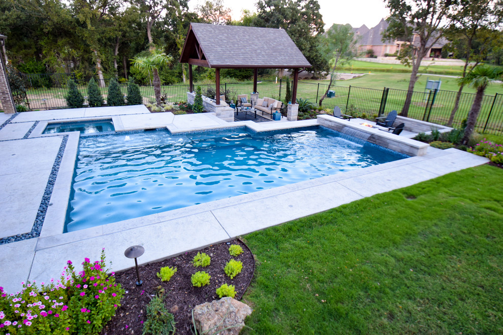 Пример оригинального дизайна: большой бассейн произвольной формы на заднем дворе в современном стиле с фонтаном и мощением тротуарной плиткой