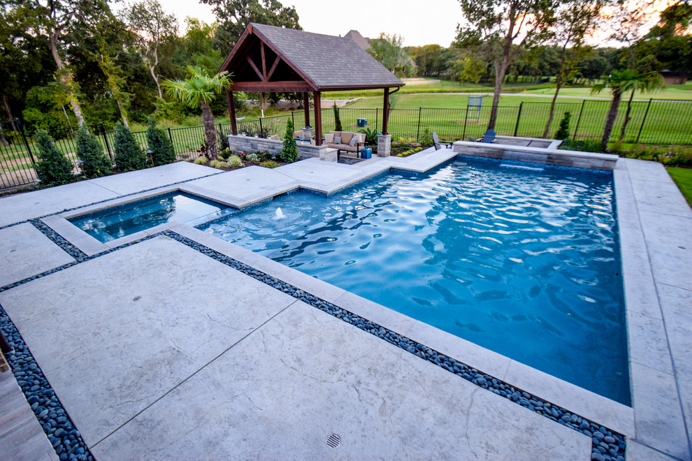 Großer Moderner Pool hinter dem Haus in individueller Form mit Wasserspiel und Betonboden in Dallas