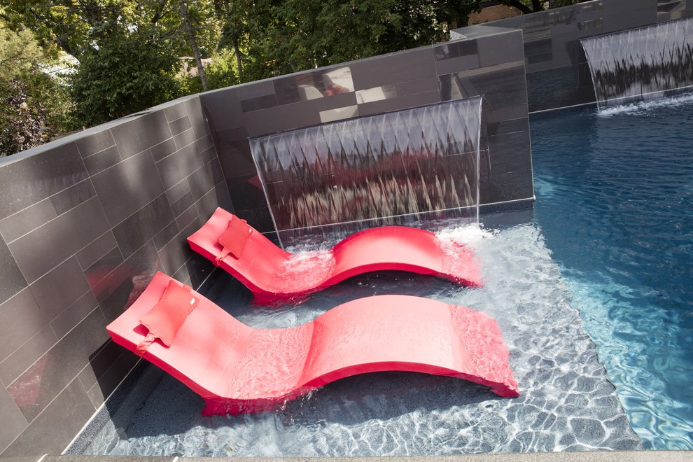 На фото: спортивный, прямоугольный бассейн среднего размера на заднем дворе в стиле модернизм с домиком у бассейна и покрытием из декоративного бетона с