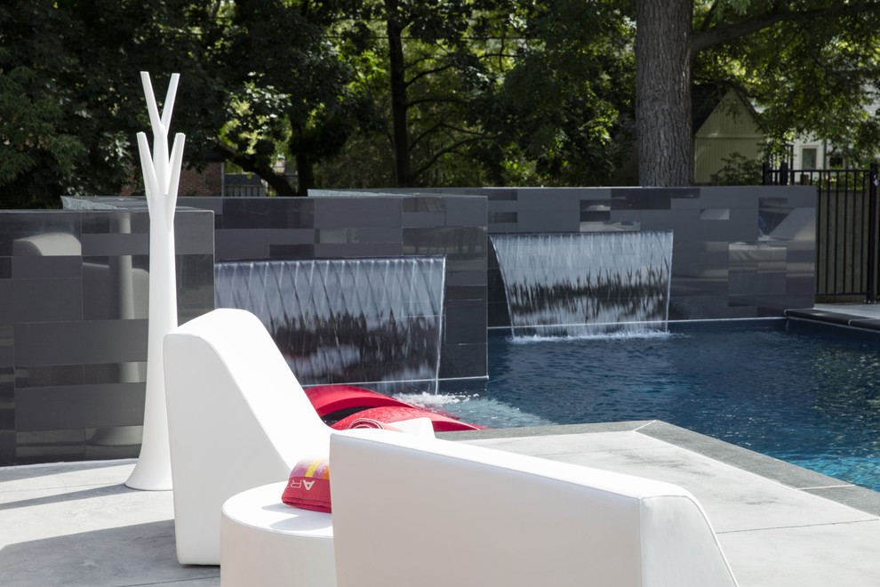Diseño de casa de la piscina y piscina alargada minimalista de tamaño medio rectangular en patio trasero con suelo de hormigón estampado
