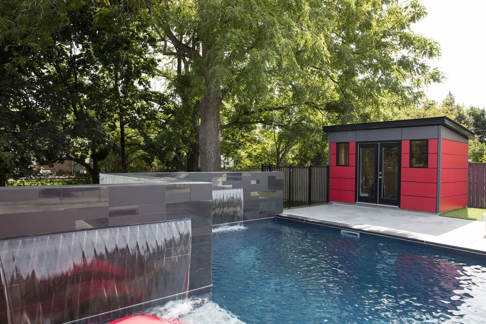 Aménagement d'une piscine arrière moderne de taille moyenne et rectangle avec du béton estampé.