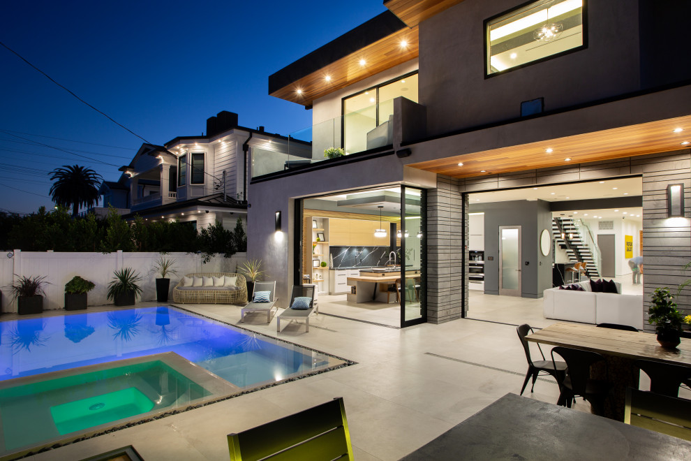 Großer Moderner Pool hinter dem Haus in rechteckiger Form mit Pool-Gartenbau, Sichtschutz und Betonplatten in Los Angeles