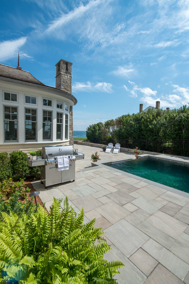Idee per una piscina monocorsia stile marino rettangolare di medie dimensioni e dietro casa con pavimentazioni in pietra naturale