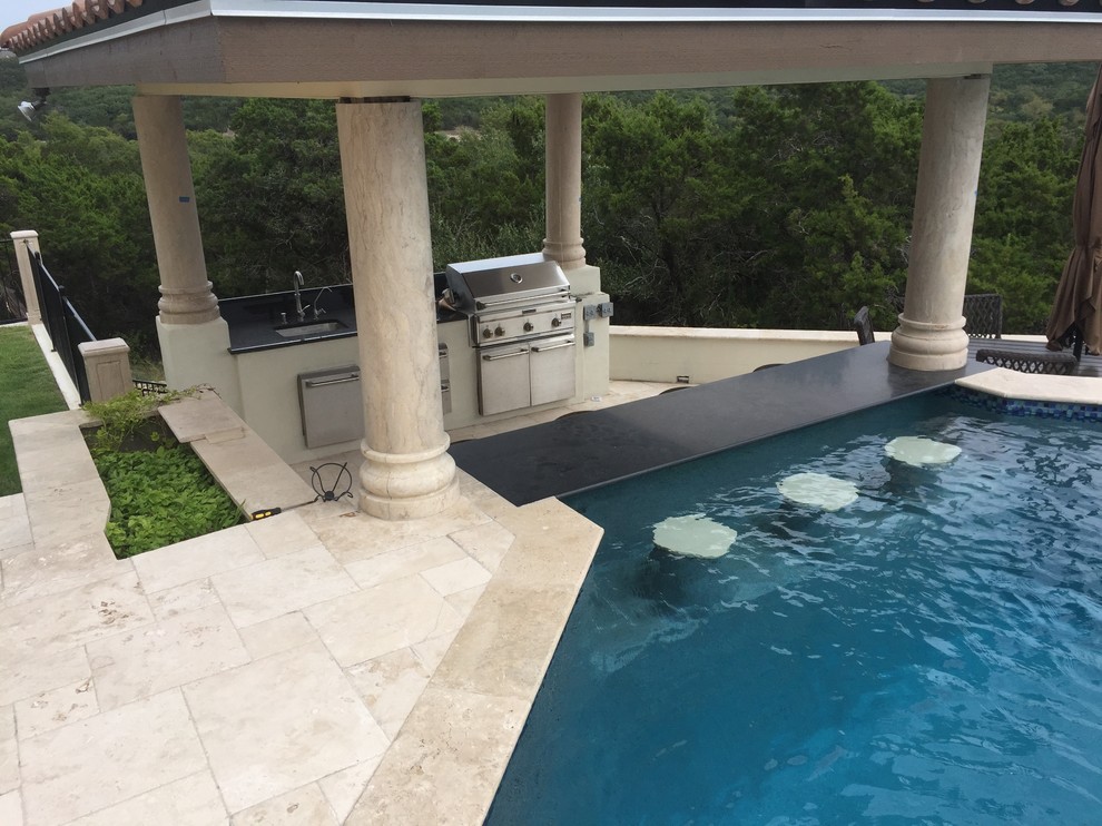 Modelo de piscinas y jacuzzis infinitos mediterráneos de tamaño medio a medida en patio trasero con adoquines de piedra natural