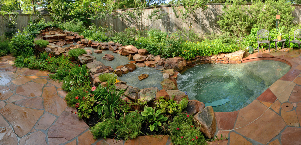 Modelo de piscinas y jacuzzis rústicos pequeños a medida en patio trasero con adoquines de piedra natural