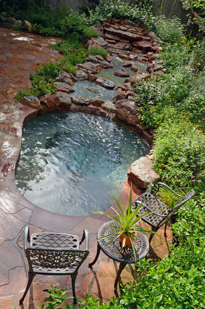 Ispirazione per una piccola piscina stile rurale personalizzata dietro casa con una vasca idromassaggio e pavimentazioni in pietra naturale
