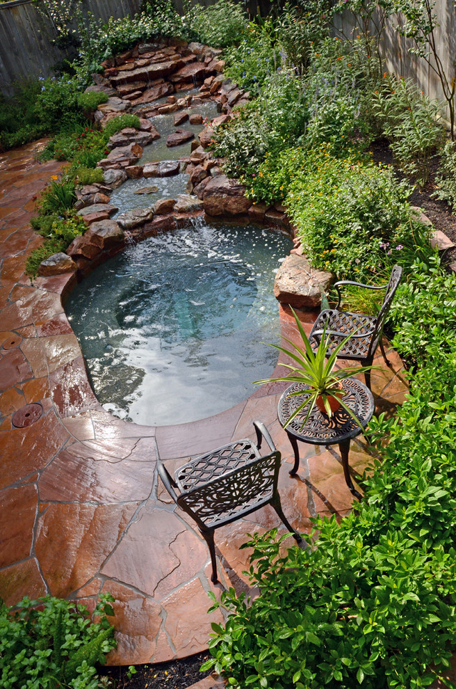 Foto de piscinas y jacuzzis rurales pequeños a medida en patio trasero con adoquines de piedra natural