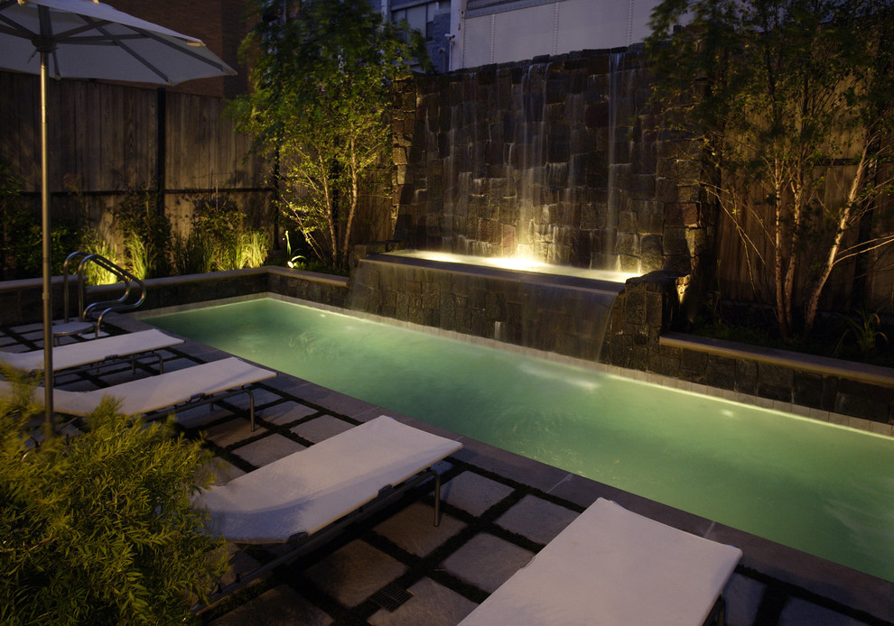 Idéer för en mellanstor modern pool på baksidan av huset, med en fontän och naturstensplattor