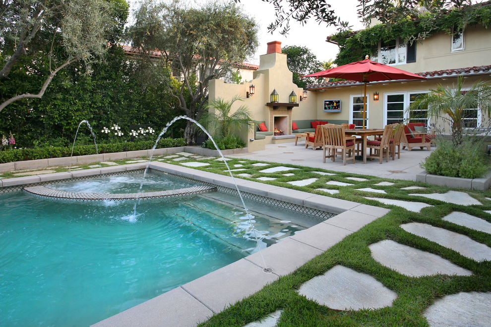 Foto di una piscina monocorsia mediterranea personalizzata di medie dimensioni e dietro casa con pavimentazioni in pietra naturale