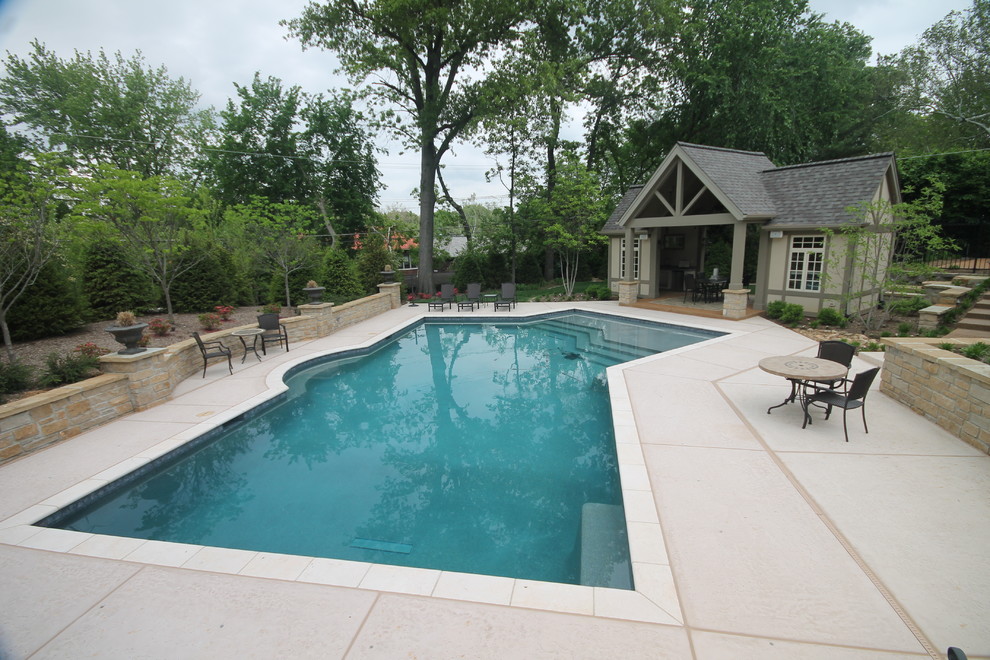 Свежая идея для дизайна: большой естественный бассейн произвольной формы на заднем дворе в классическом стиле с домиком у бассейна и покрытием из бетонных плит - отличное фото интерьера
