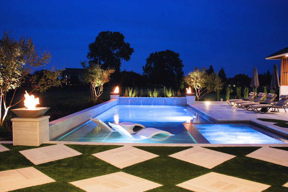 Ispirazione per una piscina monocorsia design rettangolare di medie dimensioni e dietro casa con una dépendance a bordo piscina e pavimentazioni in cemento