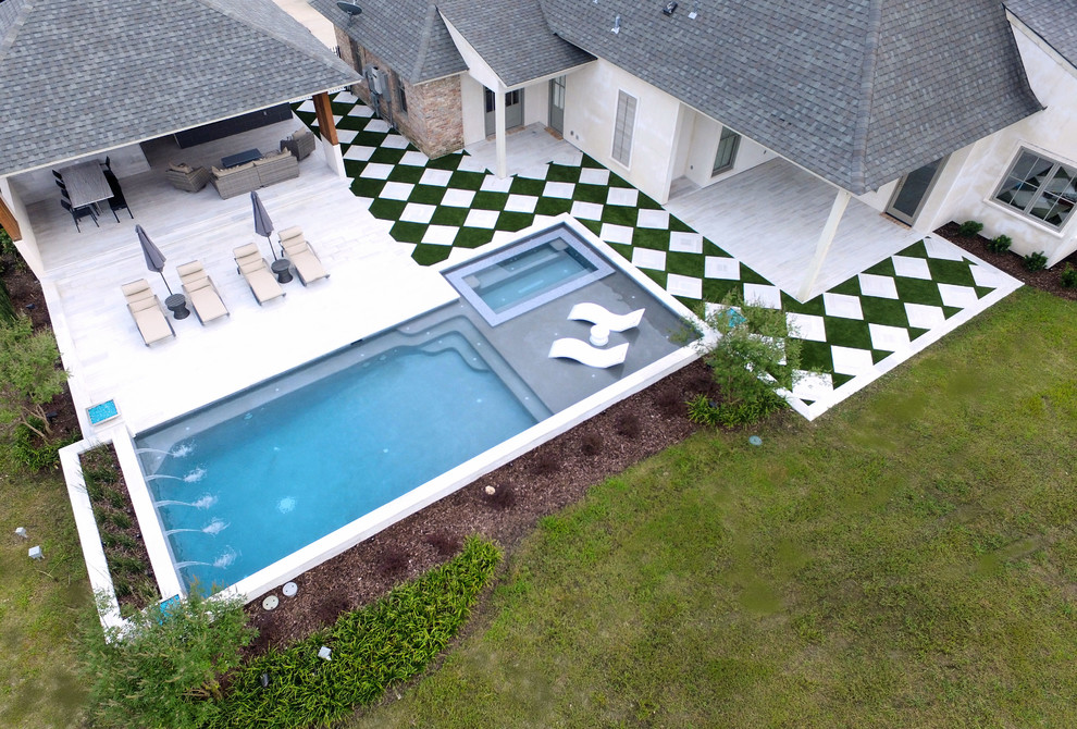 Пример оригинального дизайна: спортивный, прямоугольный бассейн среднего размера на заднем дворе в современном стиле с домиком у бассейна и мощением тротуарной плиткой