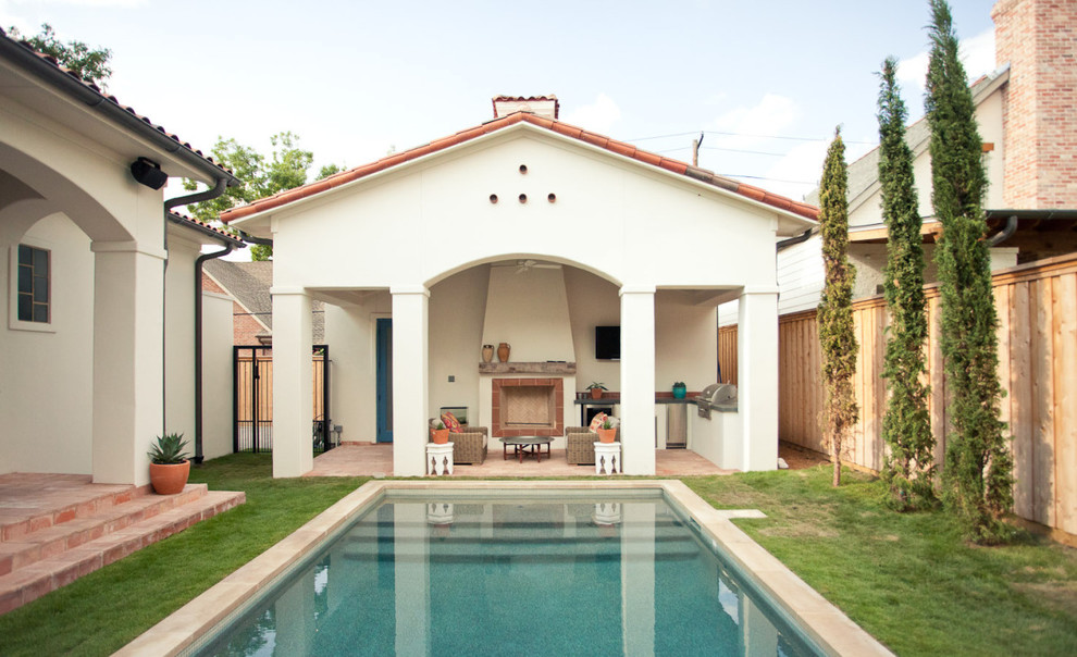 Esempio di una piscina monocorsia mediterranea rettangolare di medie dimensioni e dietro casa con una dépendance a bordo piscina