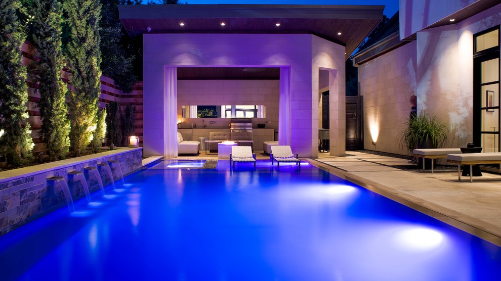 Foto de casa de la piscina y piscina infinita moderna de tamaño medio rectangular en patio con entablado