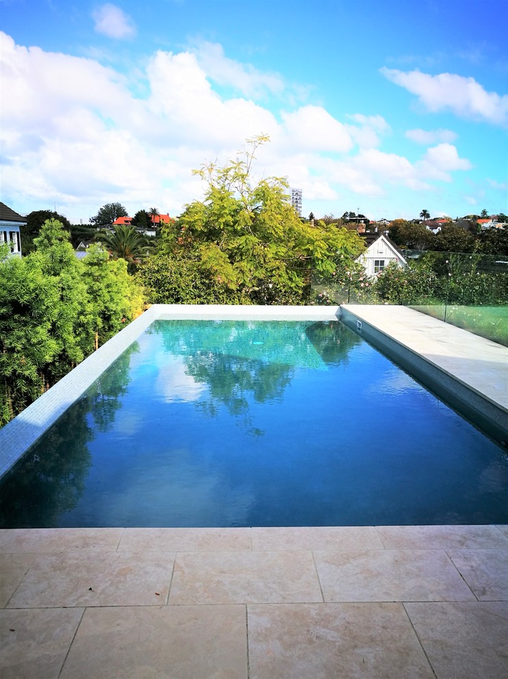 Großer, Gefliester Moderner Pool hinter dem Haus in individueller Form in Auckland