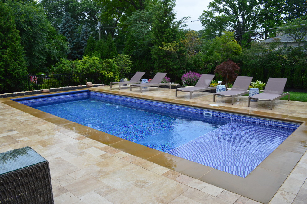 Foto de piscina contemporánea pequeña a medida en patio trasero con adoquines de piedra natural