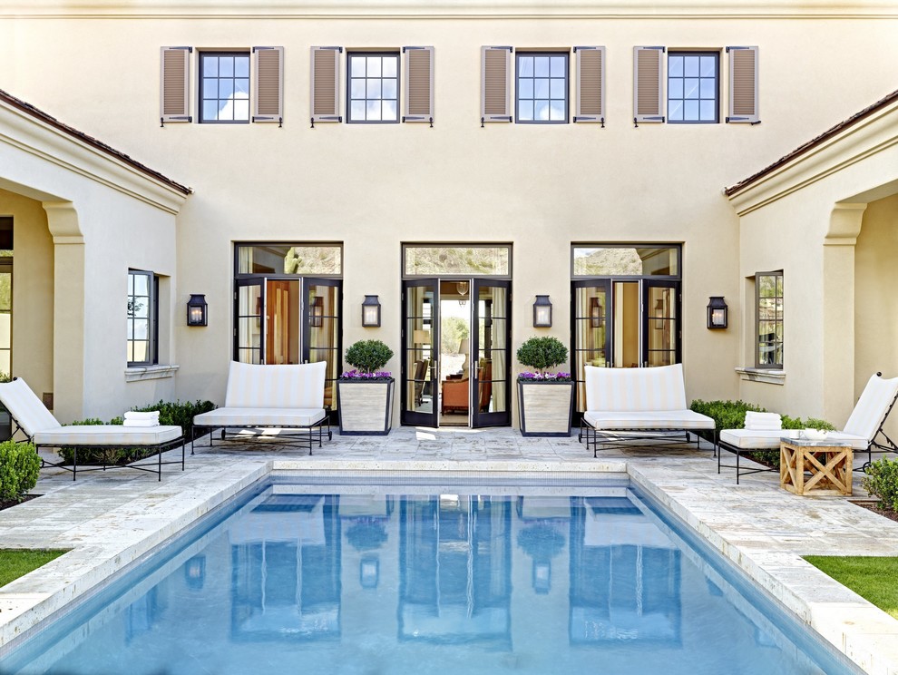 Стильный дизайн: прямоугольный бассейн на внутреннем дворе в классическом стиле - последний тренд