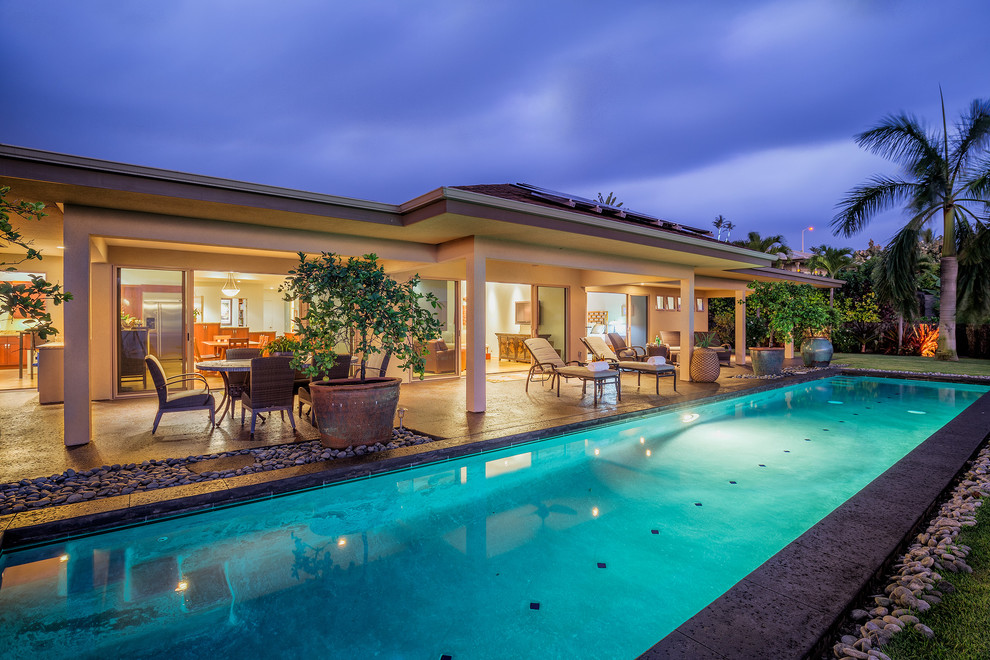 Mittelgroßes Uriges Sportbecken hinter dem Haus in rechteckiger Form mit Betonplatten in Hawaii