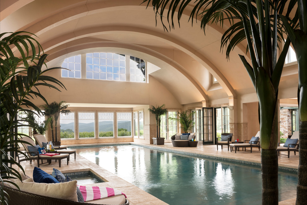 На фото: большой прямоугольный, спортивный бассейн в доме в классическом стиле с джакузи и покрытием из плитки
