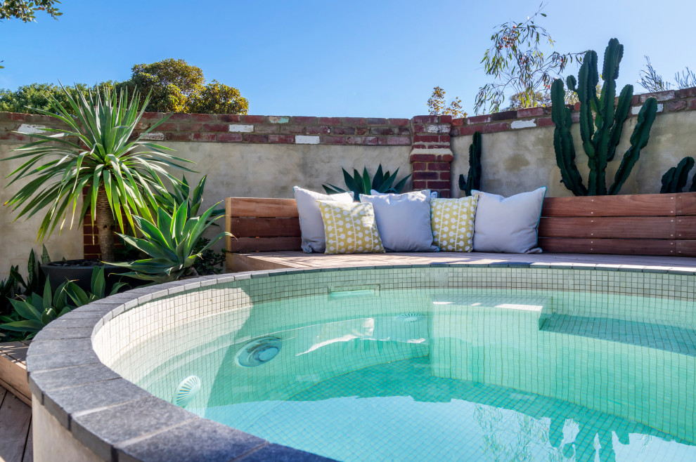 Стильный дизайн: маленький бассейн в стиле шебби-шик для на участке и в саду - последний тренд