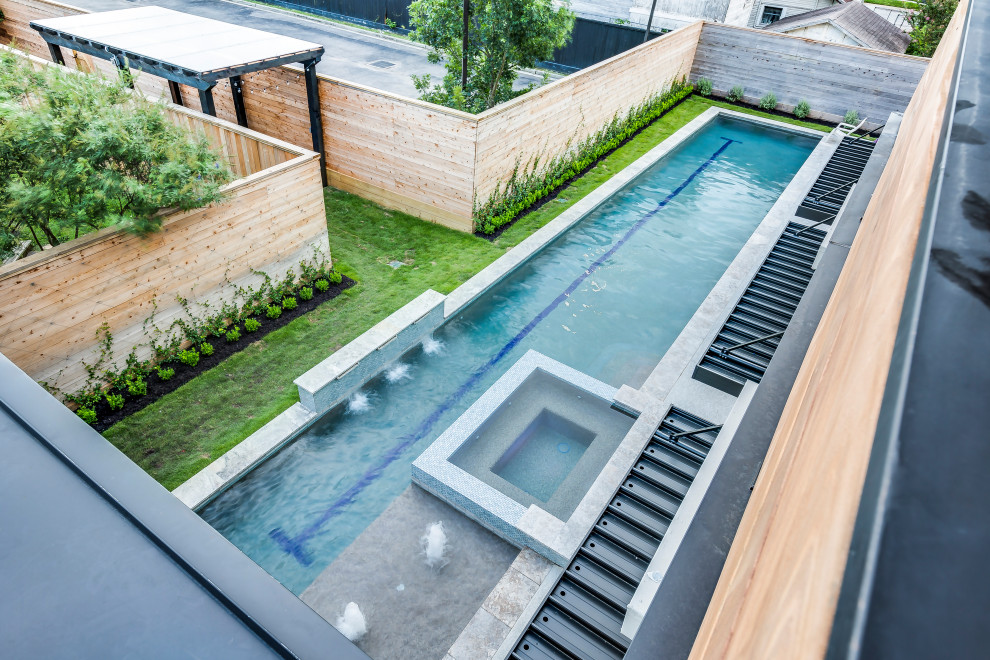 Cette image montre une piscine traditionnelle de taille moyenne et rectangle avec une cour.