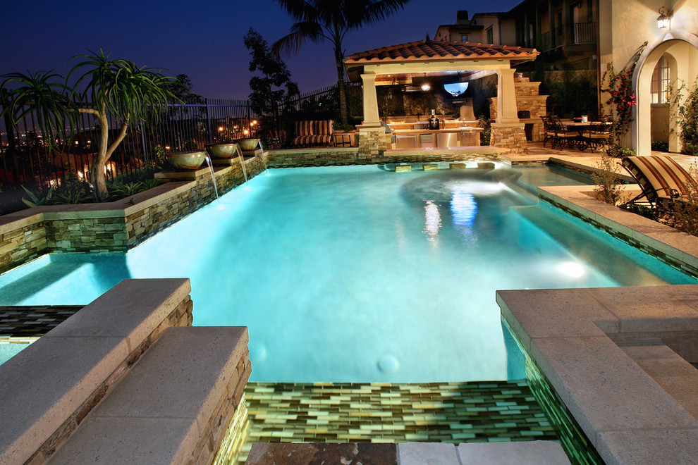 ロサンゼルスにあるお手頃価格の広い地中海スタイルのおしゃれなプール (コンクリート板舗装	) の写真