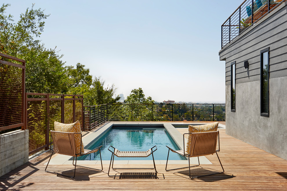 Mittelgroßer Moderner Pool hinter dem Haus in rechteckiger Form mit Dielen in Los Angeles