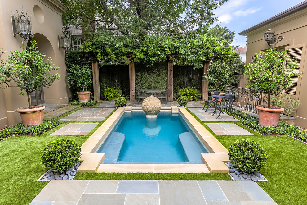 Стильный дизайн: маленький прямоугольный, спортивный бассейн на внутреннем дворе в классическом стиле с покрытием из плитки и фонтаном для на участке и в саду - последний тренд
