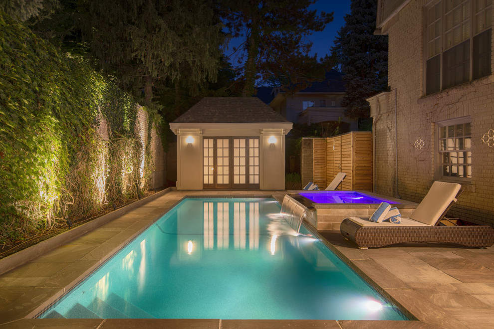 Esempio di una piccola piscina minimal rettangolare dietro casa con una vasca idromassaggio e pavimentazioni in pietra naturale