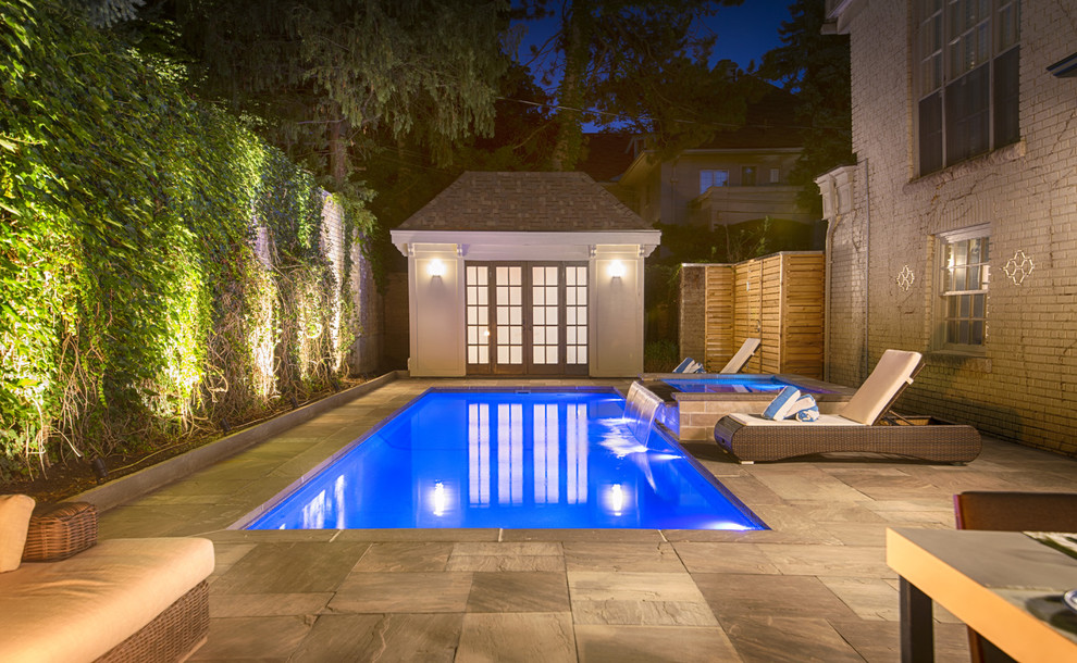Modelo de piscinas y jacuzzis contemporáneos pequeños rectangulares en patio trasero con adoquines de piedra natural