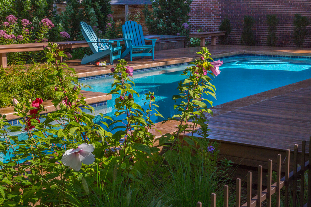 Diseño de piscinas y jacuzzis alargados contemporáneos pequeños en forma de L en patio trasero con entablado