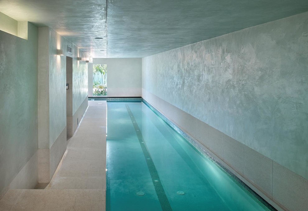 Inspiration pour une grande piscine intérieure design rectangle.
