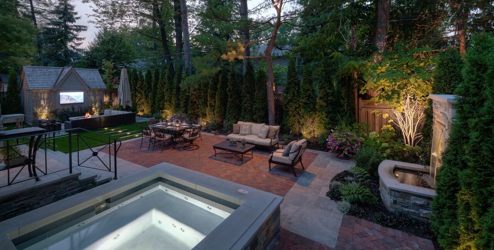 Foto di una piccola piscina fuori terra design dietro casa con una vasca idromassaggio