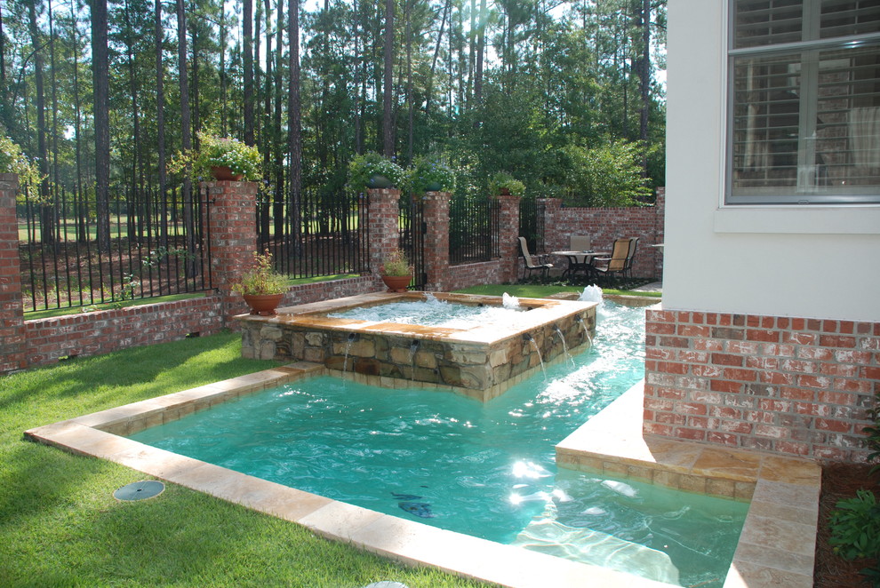 Источник вдохновения для домашнего уюта: большой прямоугольный бассейн на заднем дворе в средиземноморском стиле с джакузи и мощением клинкерной брусчаткой
