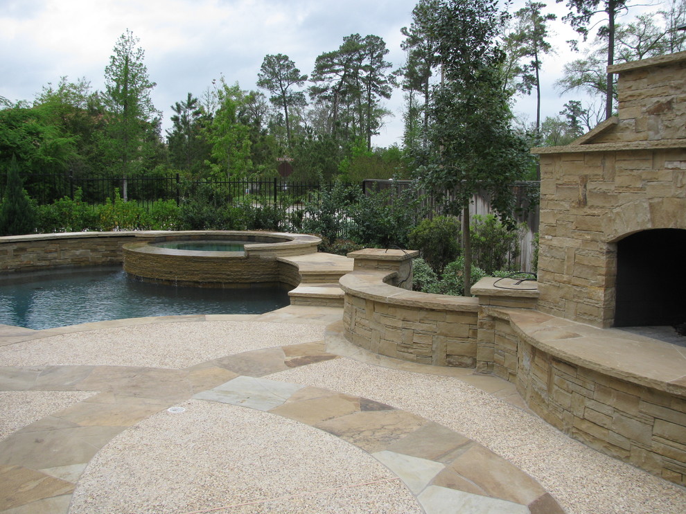 На фото: маленький естественный бассейн произвольной формы на заднем дворе в стиле неоклассика (современная классика) с покрытием из бетонных плит для на участке и в саду с